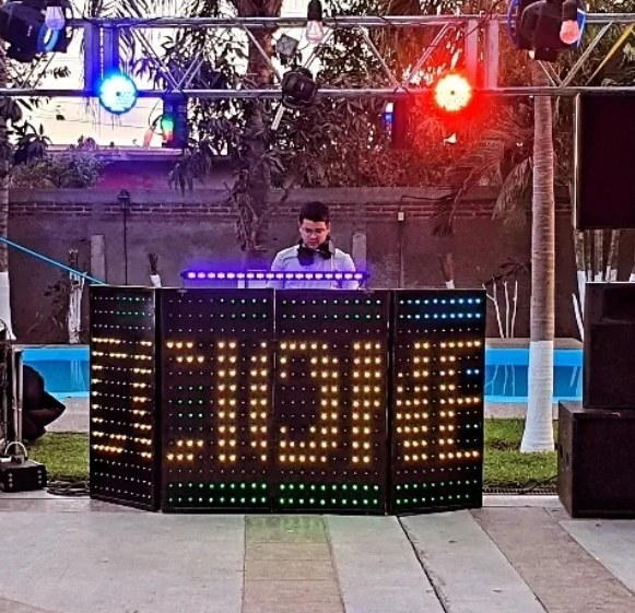 Pista de baile llena en fiesta con Producciones M
