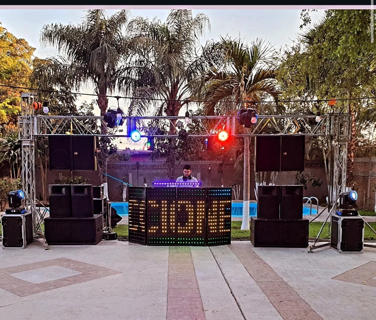 Templete y DJ en evento al aire libre en Culiacán